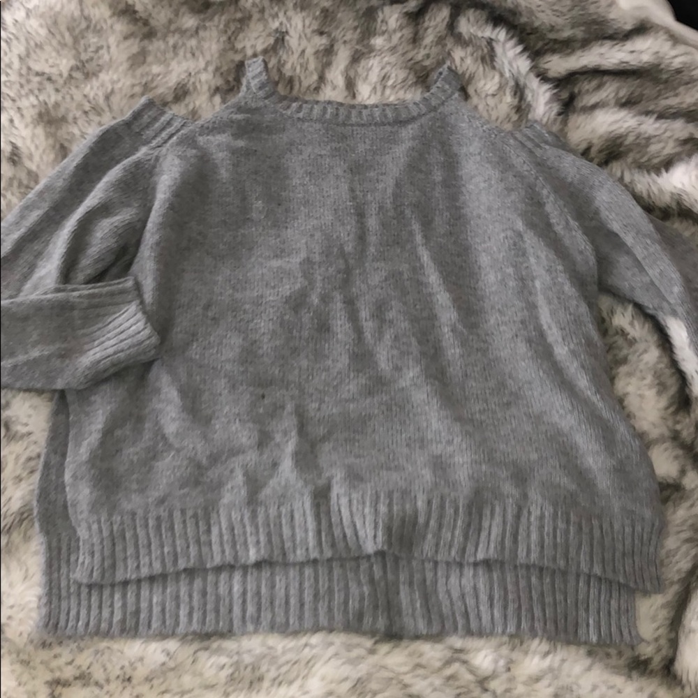 Cold shoulder woll sweater